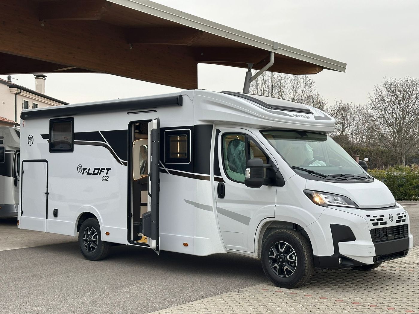 Elnagh T-loft 582 esterno camper in pronta consegna